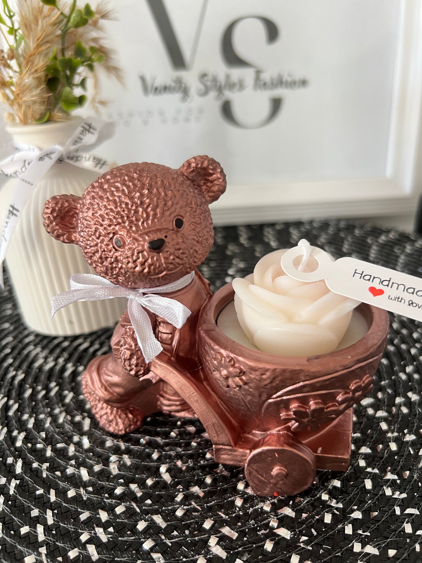 Teddy mit Schubkarre und Rosenkerze