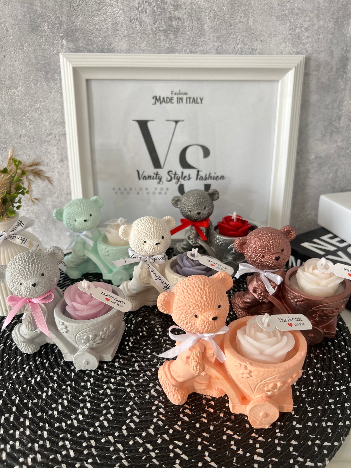 Teddy mit Schubkarre und Rosenkerze