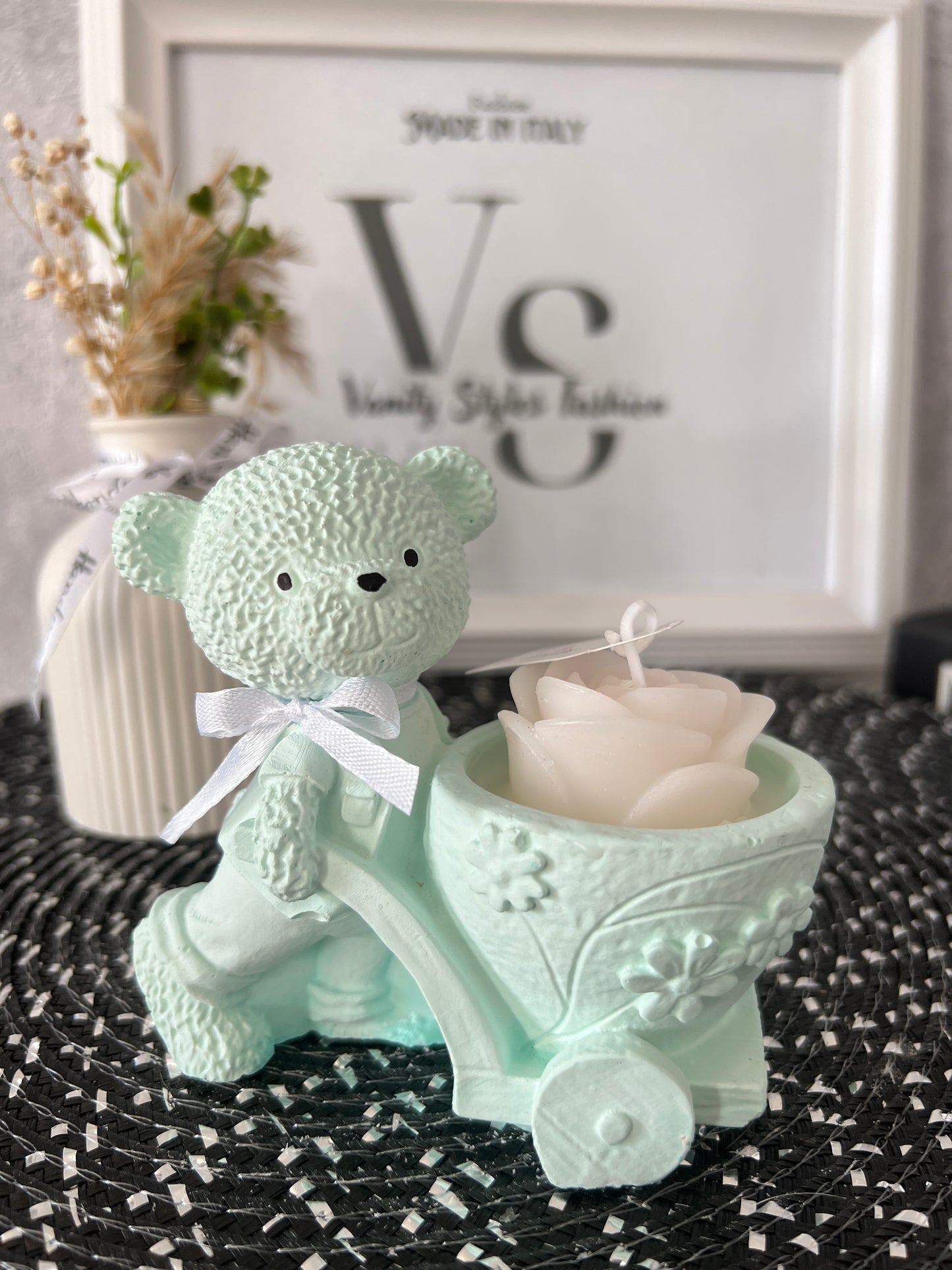 Teddy mit Schubkarre und Rosenkerze