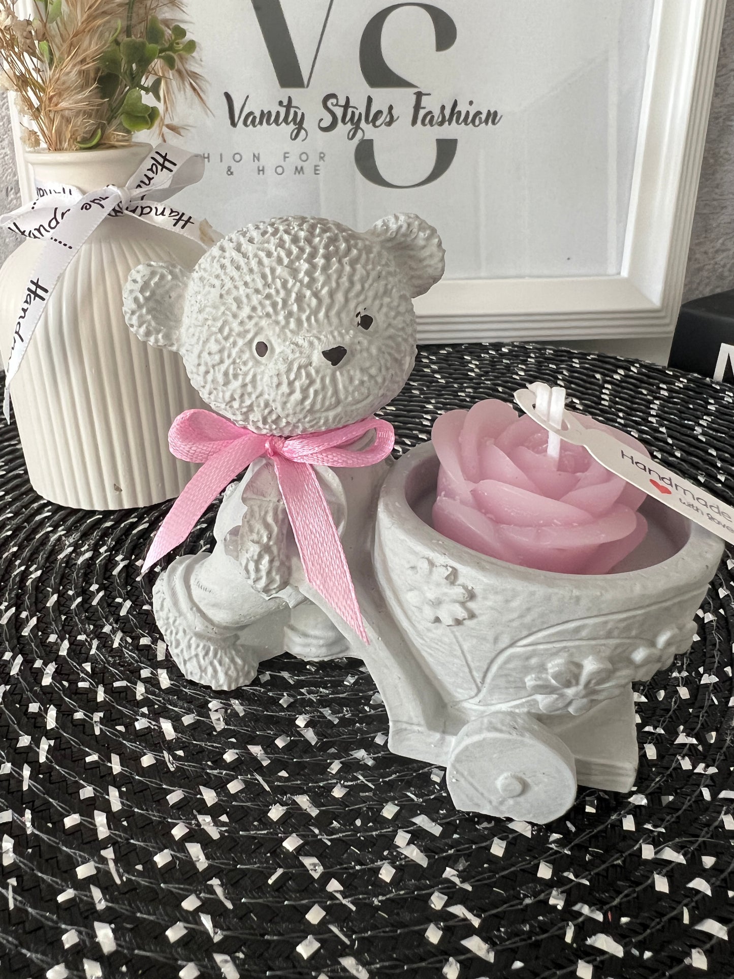 Teddy mit Schubkarre und Rosenkerze