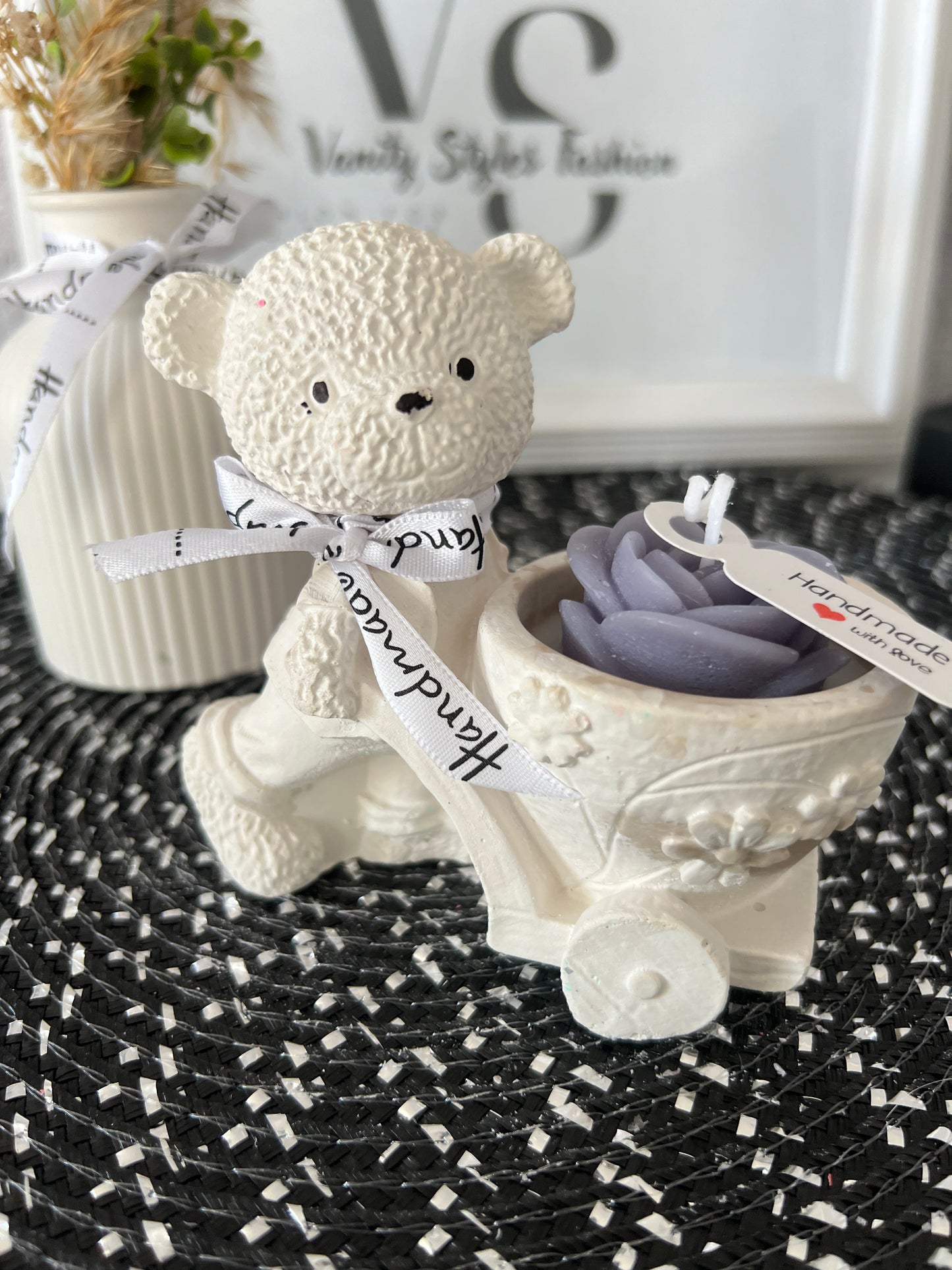 Teddy mit Schubkarre und Rosenkerze