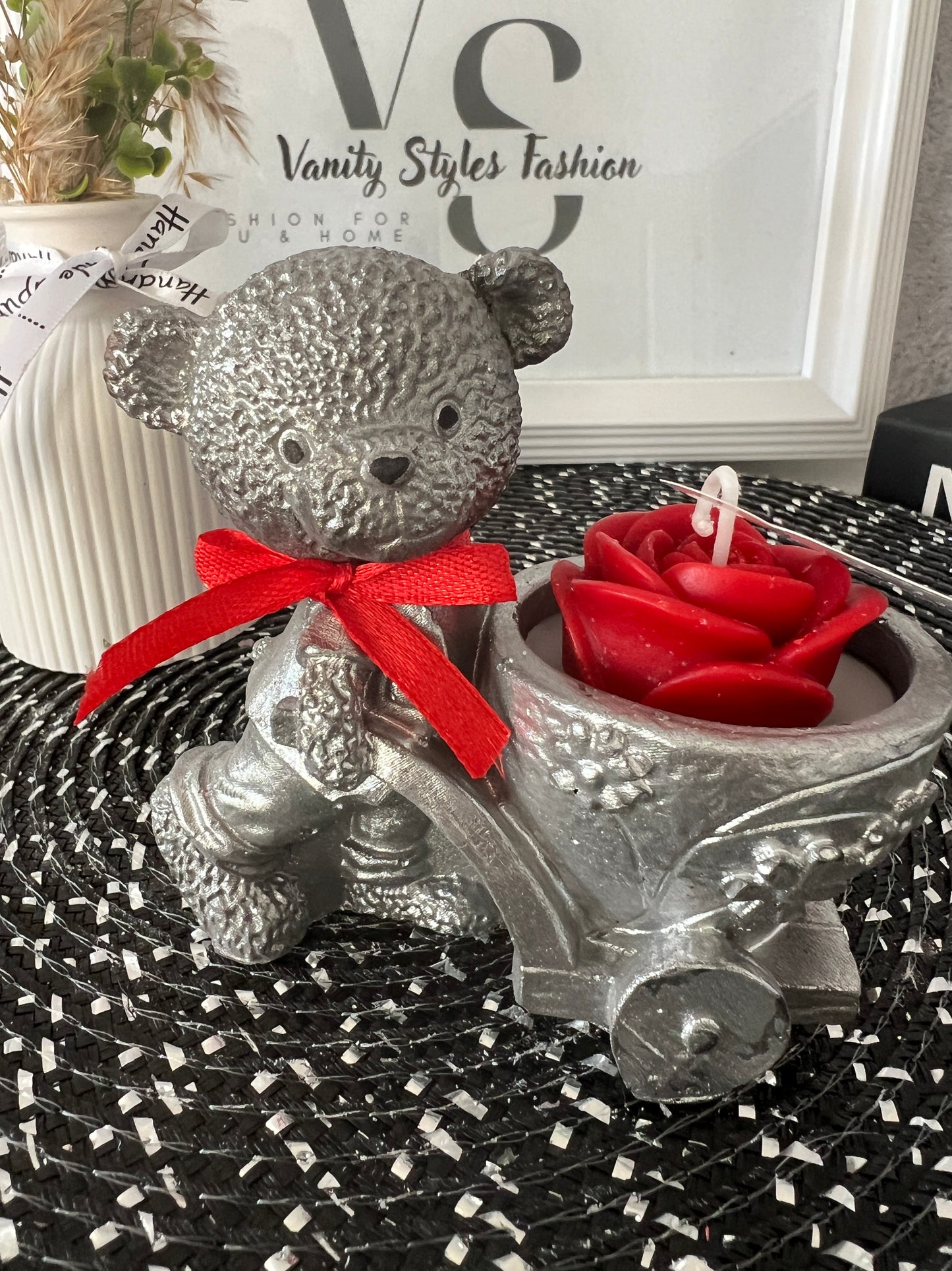 Teddy mit Schubkarre und Rosenkerze