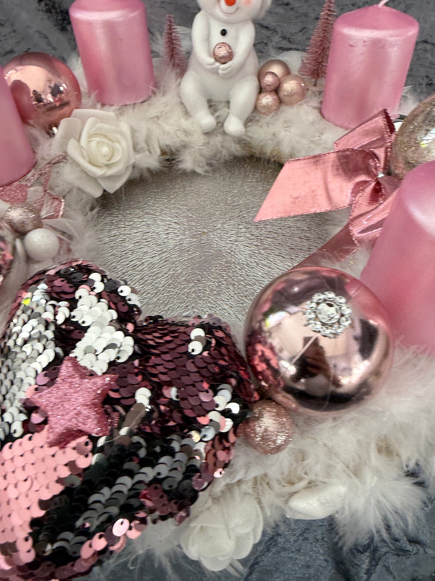 Adventskranz Federkranz weiß rosa