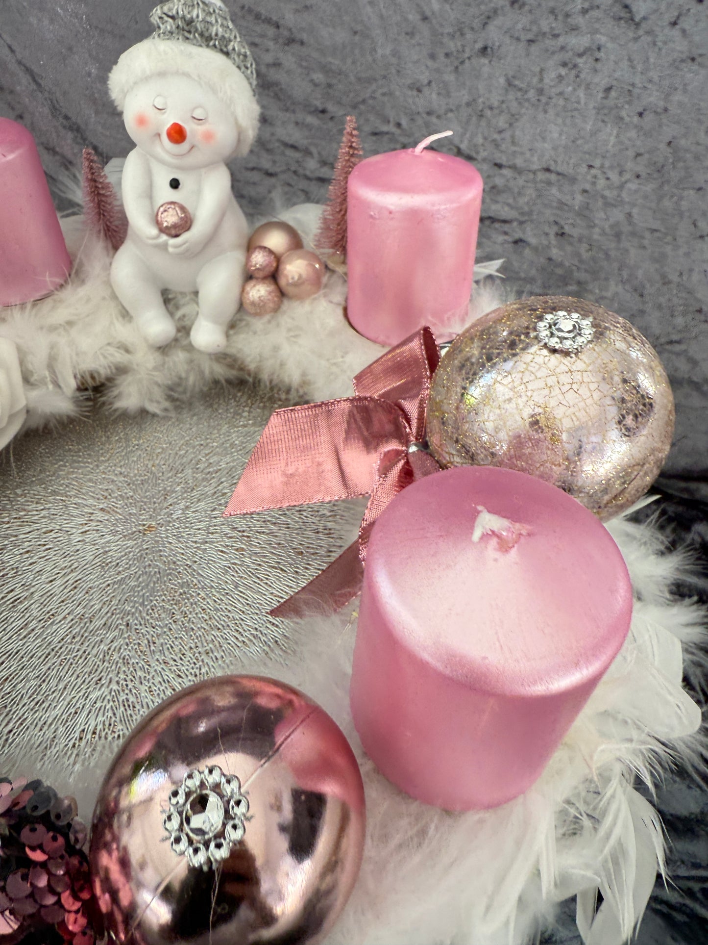 Adventskranz Federkranz weiß rosa