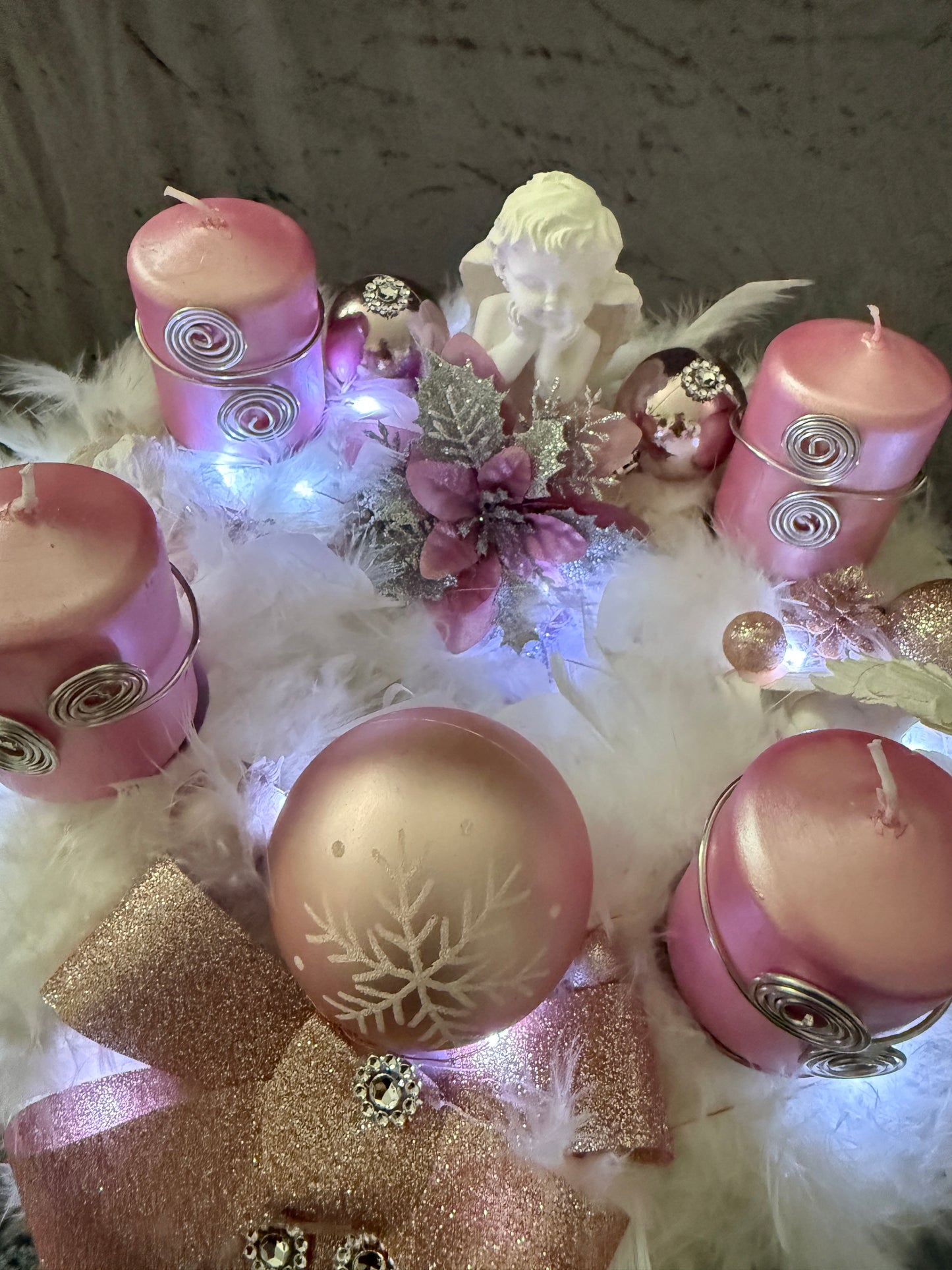 Adventskranz Federkranz weiß rosa